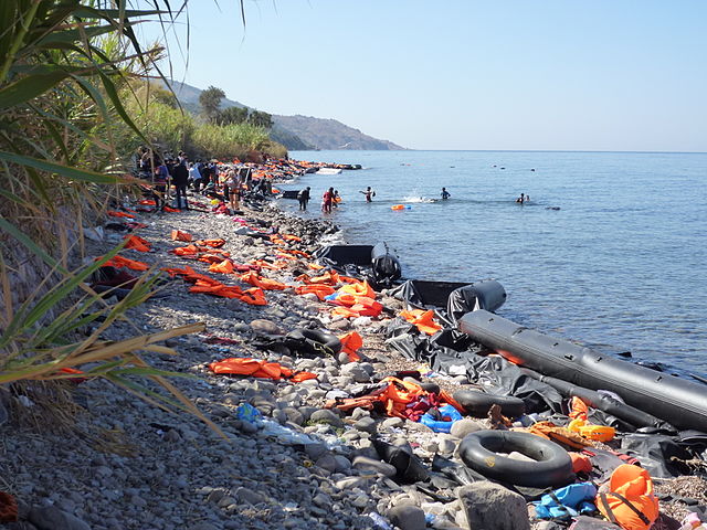 Blick auf die Nordküste von Lesbos zwischen den Ortschaften Molivos und Sykaminia. Der Küstenstreifen ist voll von Schwimmwesten und Flüchtlingsbooten. Die Aufnahme stammt vom September 2015. Photo:  Rosa-Maria Rinkl / Wikimedia Commons