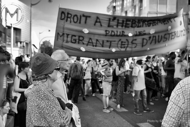 Manifestation de soutiens aux migrants réfugiés à Paris sur le quai d'Austerlitz. Photo:  Serge klk / flickr