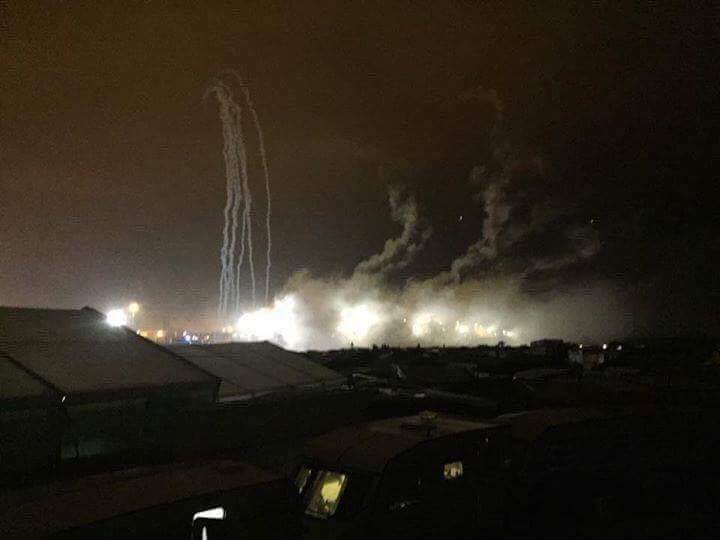 Au fond la rocade portuaire et les spots des projecteurs de la police. Les tirs de grenades dans le ciel et les nuages de gaz au sol. Photo prise par des militant-e-s calaisien-ne-s.